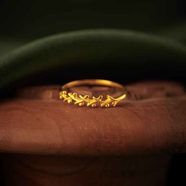 Amira Gold Entrancing Leaf Pattern Gold Finger Ring