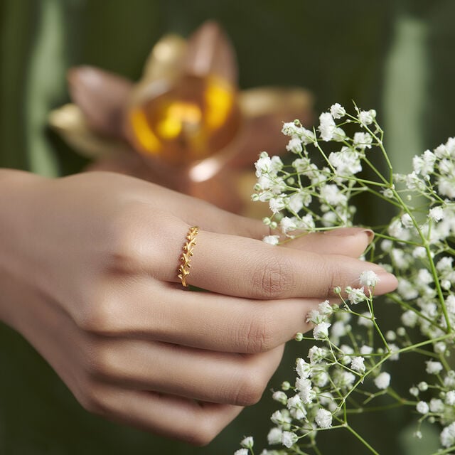 Amira Gold Entrancing Leaf Pattern Gold Finger Ring