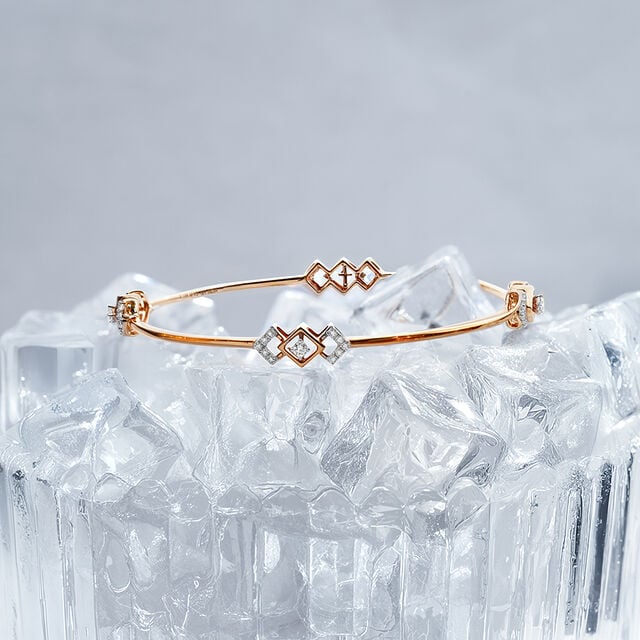 Amira Gold Tanishq 18KT Diamond Bangle for Women